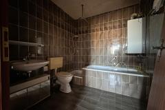 Badezimmer-mit-Wanne-und-Gastherme